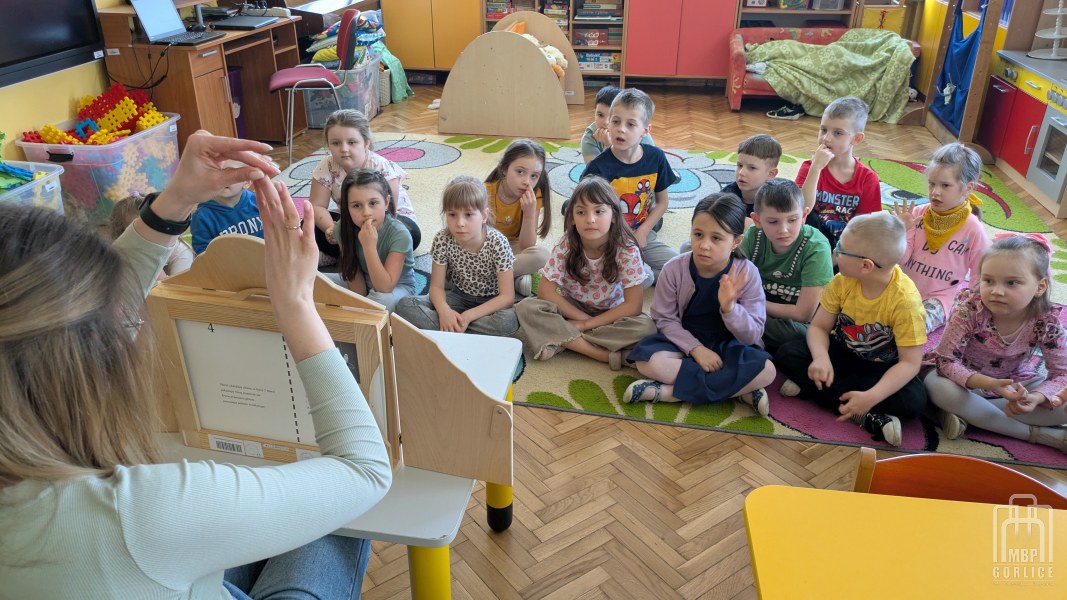 Biblioteka Gorlice, Zabawy z lekturą O Panach Palcach.jpg